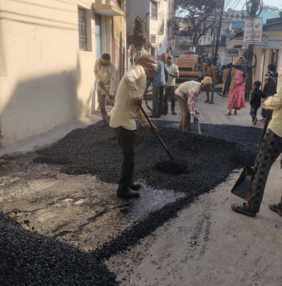सड़क निर्माण पर सियासी संग्राम