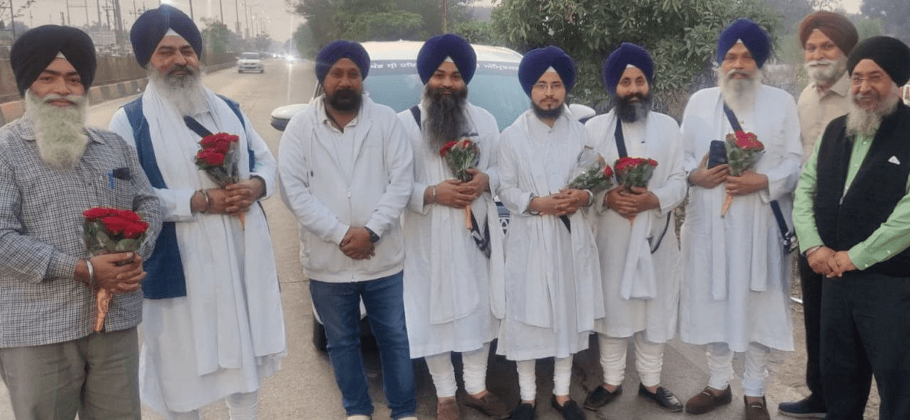 श्री गुरूसिंघ दयालबंद के प्रांगण में समूही साध संगत और पंजाबी युवा समिति के सहयोग से आयोजित 16वें आलौकिक कीर्तन दरबार में आज अमृत संचार कार्यक्रम